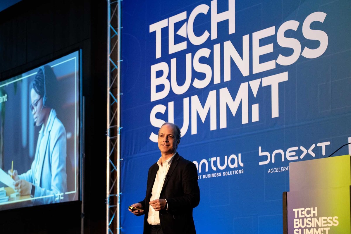 Painel com orador, no palco principal do evento