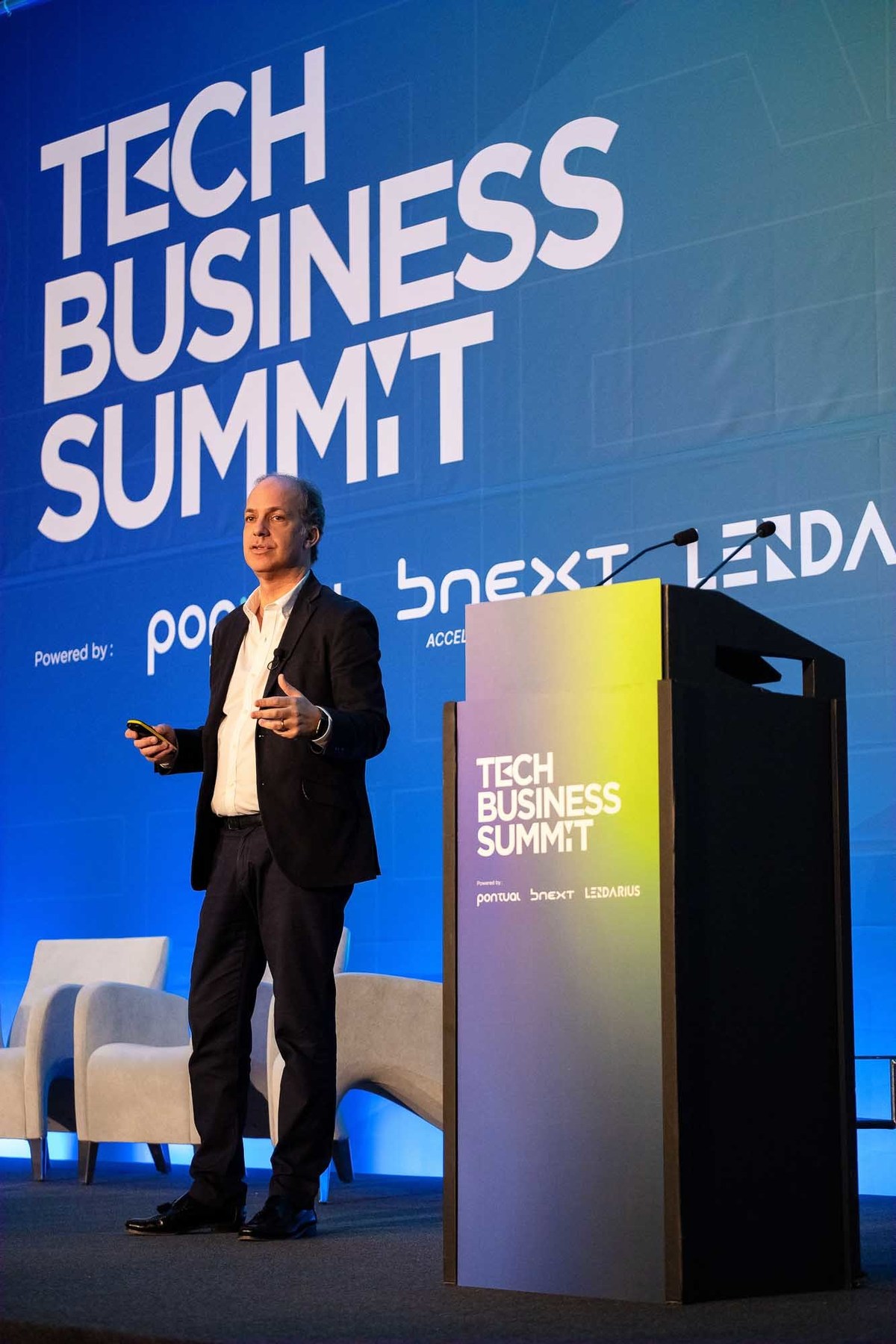 Fotografia lateral do orador  Rogério Canhoto
Especialista em Inteligência Artificial e Transformação Digital na sua apresentaçao no palco principal. 