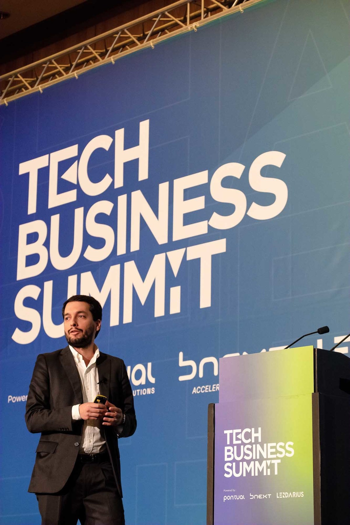 Participantes interagem na area networking do evento