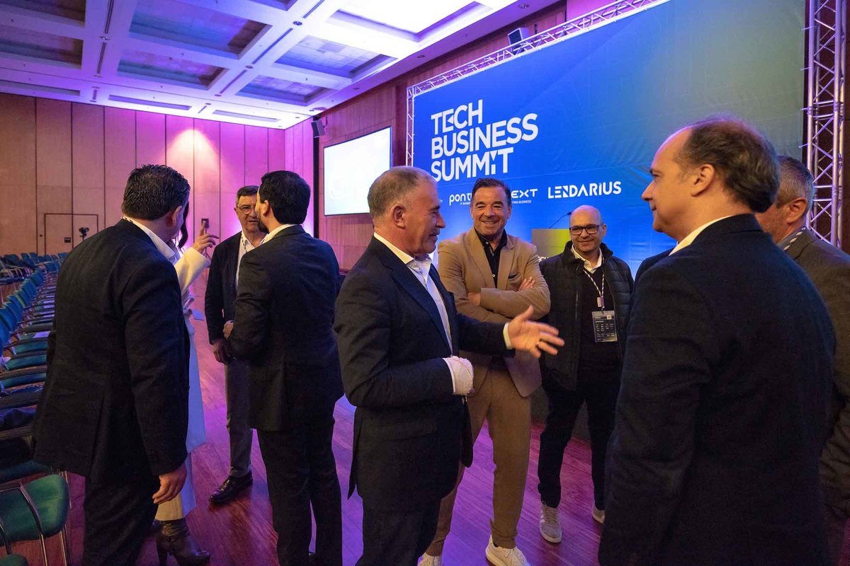 Participantes interagindo na área de networking do evento com Emidio Sousa, Presidente da Camara Municipal de Santa Maria da Feira e Rogério Canhoto
Especialista em Inteligência Artificial e Transformação Digital