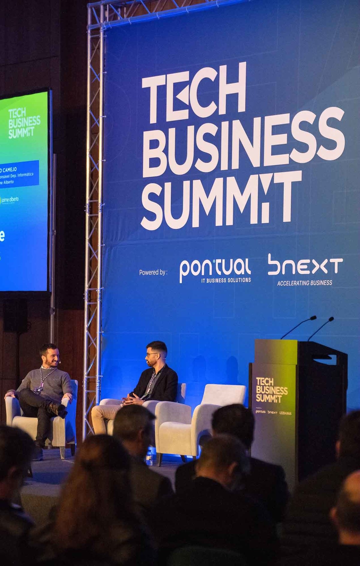 Equipa organizadora acompanha atividade no evento.