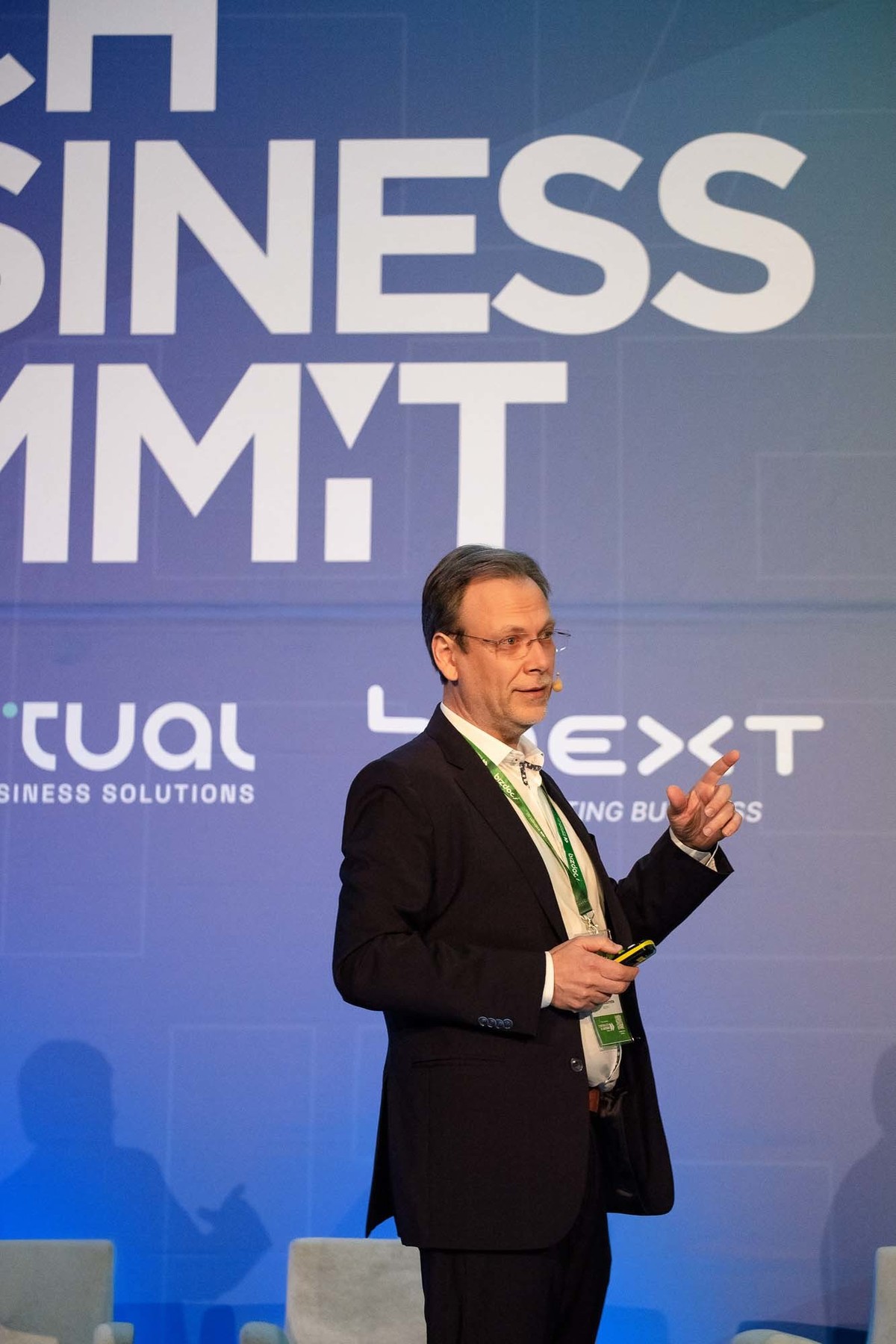 Orador destacando tendências em inovação empresarial no palco principal.