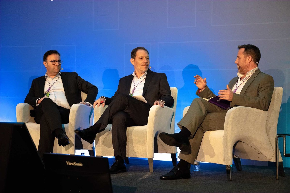 Fotografia de grupo de colaboradores da Pontual IT Solutions.