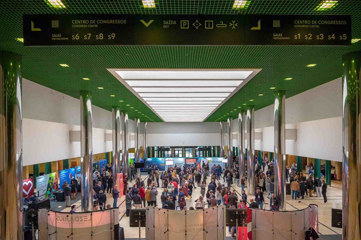 Vista panorâmica do auditório principal durante sessão.

