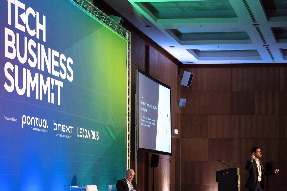 Vista do palco principal com iluminação profissional.