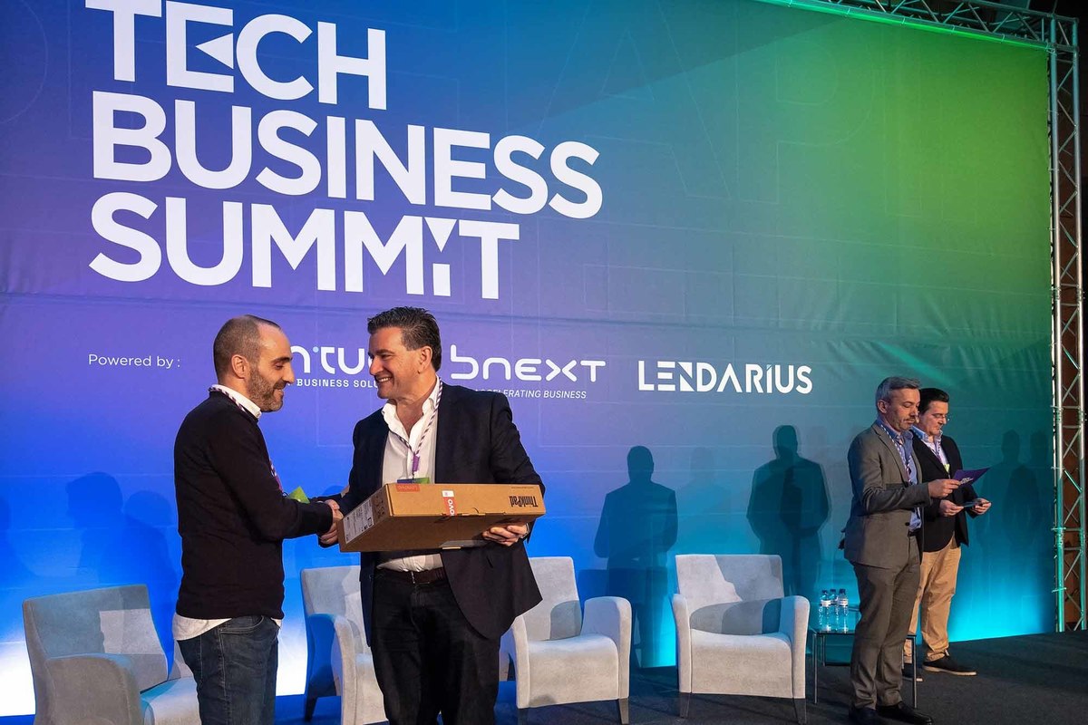 Orador António Teixeira
CEO – PONTUAL IT Business Solutionsa interagir com a audiência enquanto apresenta os dados no ecrã.