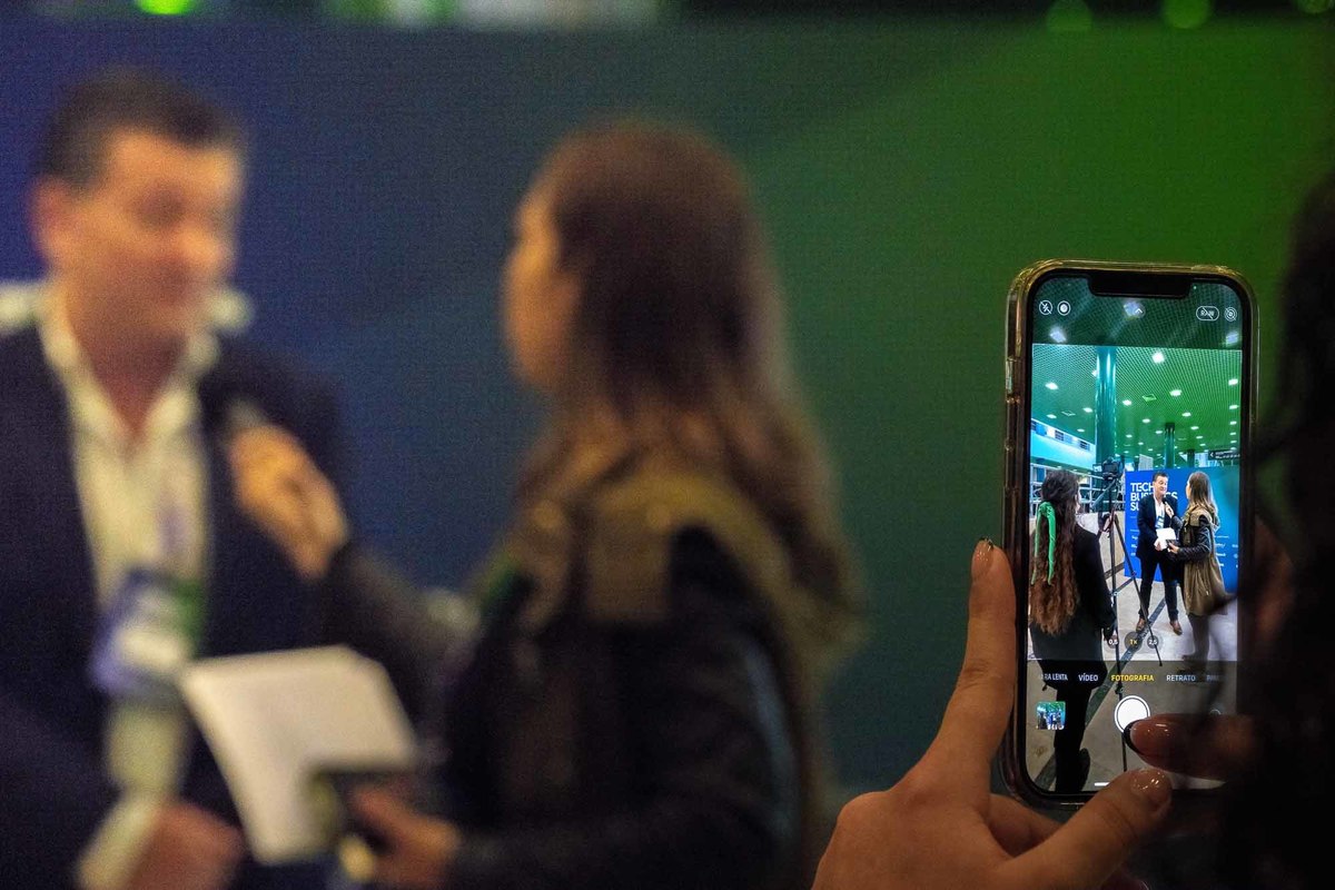 Participante a segurar o telemóvel com foco na tela mostrando om António Teixeira
CEO – PONTUAL IT Business Solutions oradores em pose final no palco.