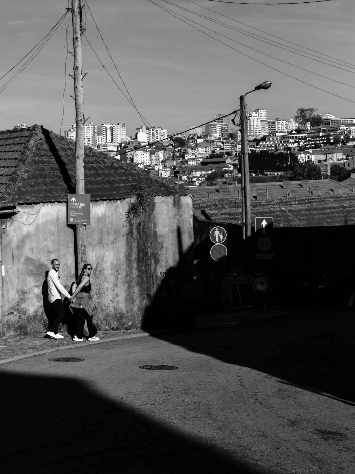 Mãos entrelaçadas com afeto entre Sónia e Fabrício.