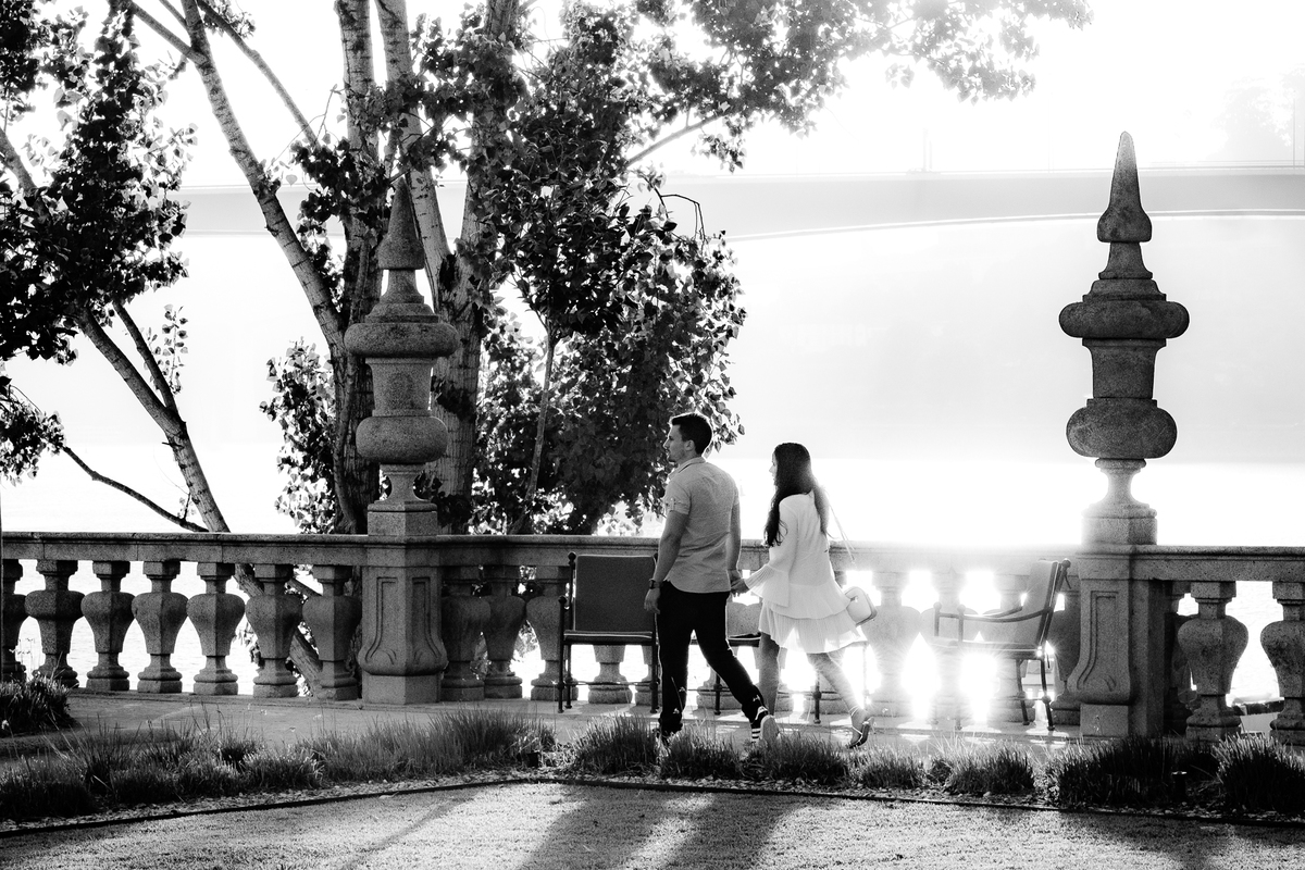 Noivos de mãos dadas caminhando pelo jardim de Gaia.