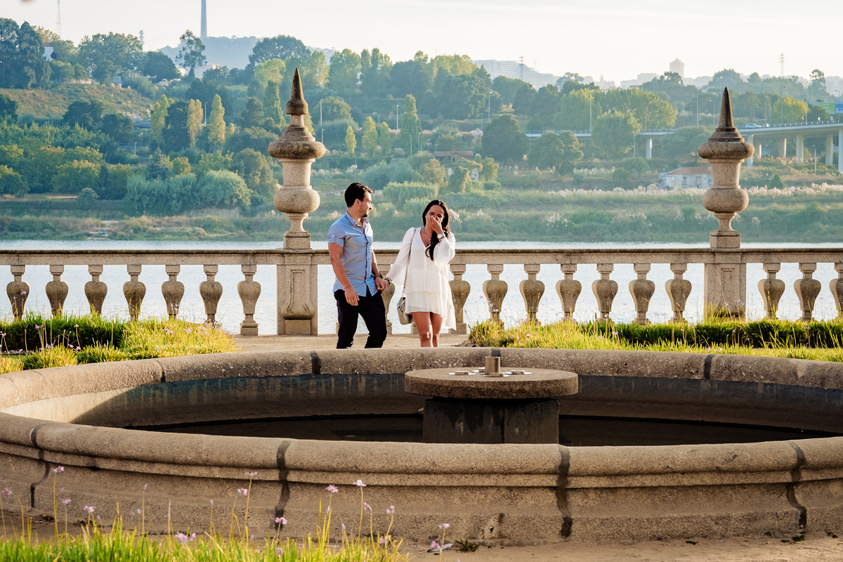 Noivo sussurra palavras amorosas após o pedido ser aceite.