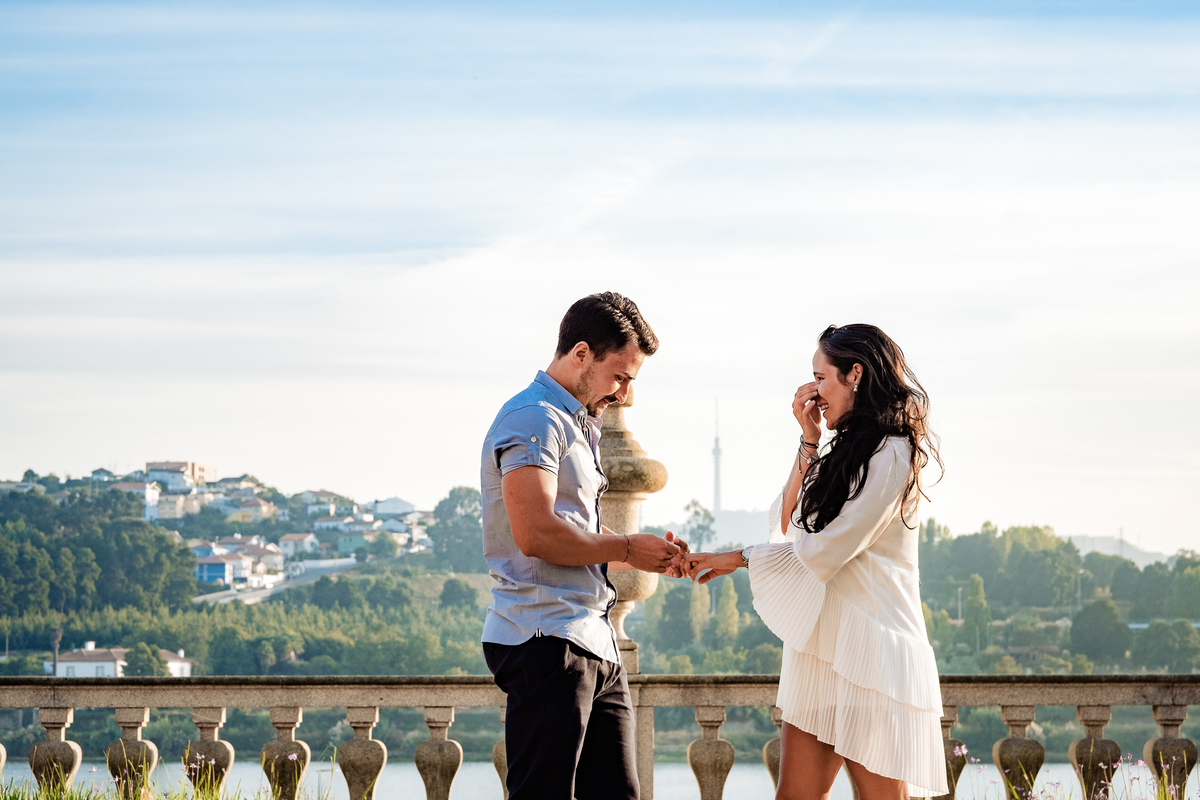 expressão de surpresa da noiva com as mãos na cara.