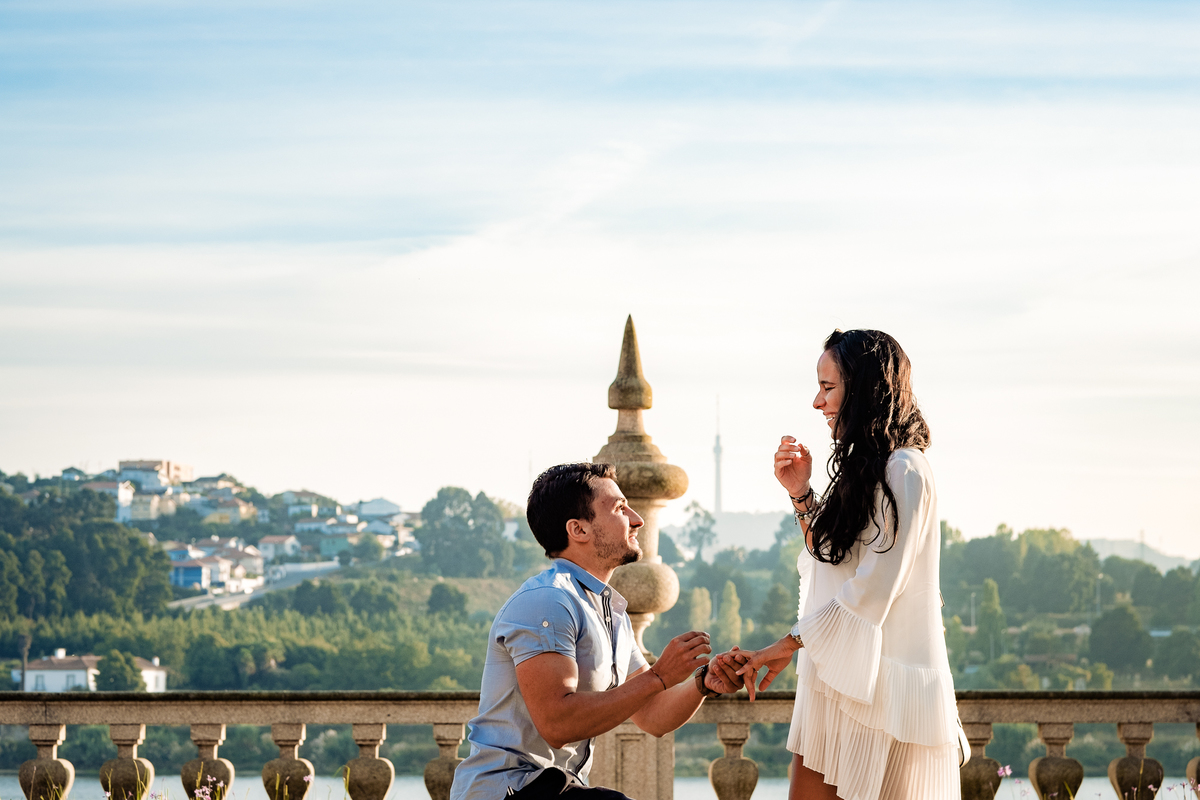 Noivo ajoelhado na calçada do Porto frente à namorada surpresa.
