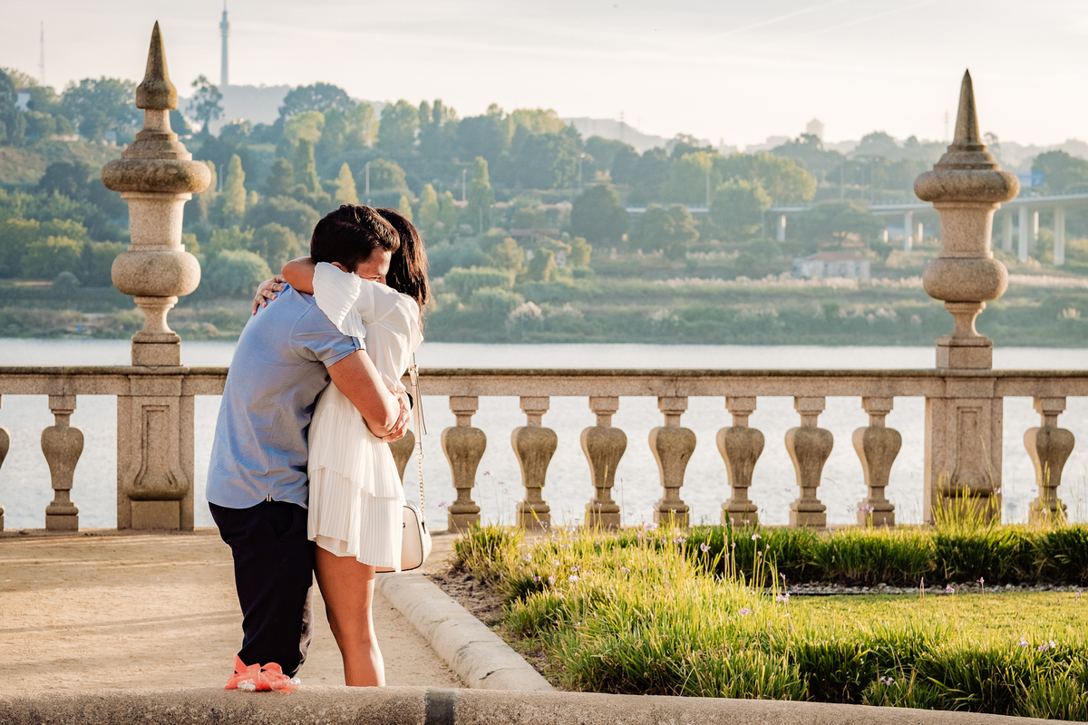 Noivos abraçados após o pedido de casamento à beira do Douro.
