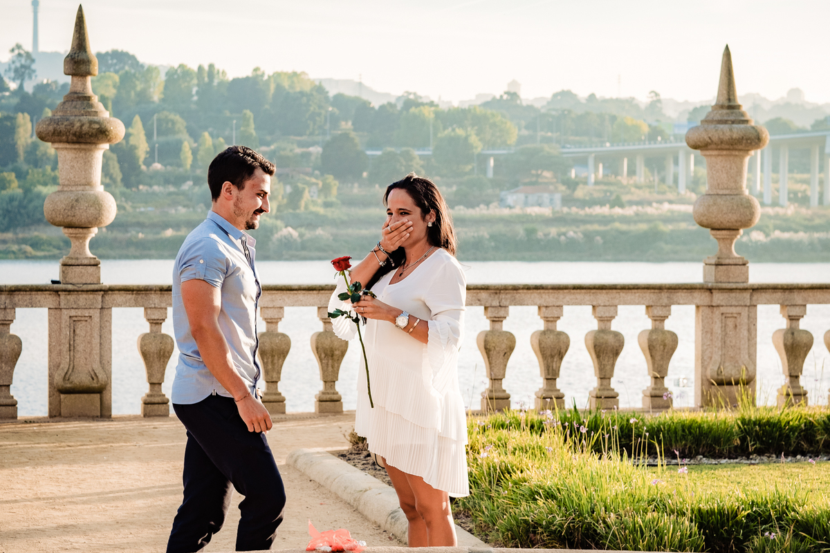 Close-up do momento em que o anel é apresentado com emoção.