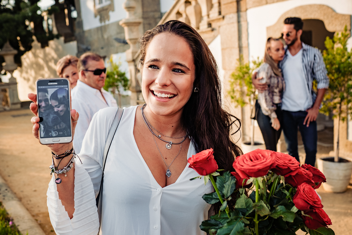 Noiva a ver as fotos do pedido que algum familiar tirou.