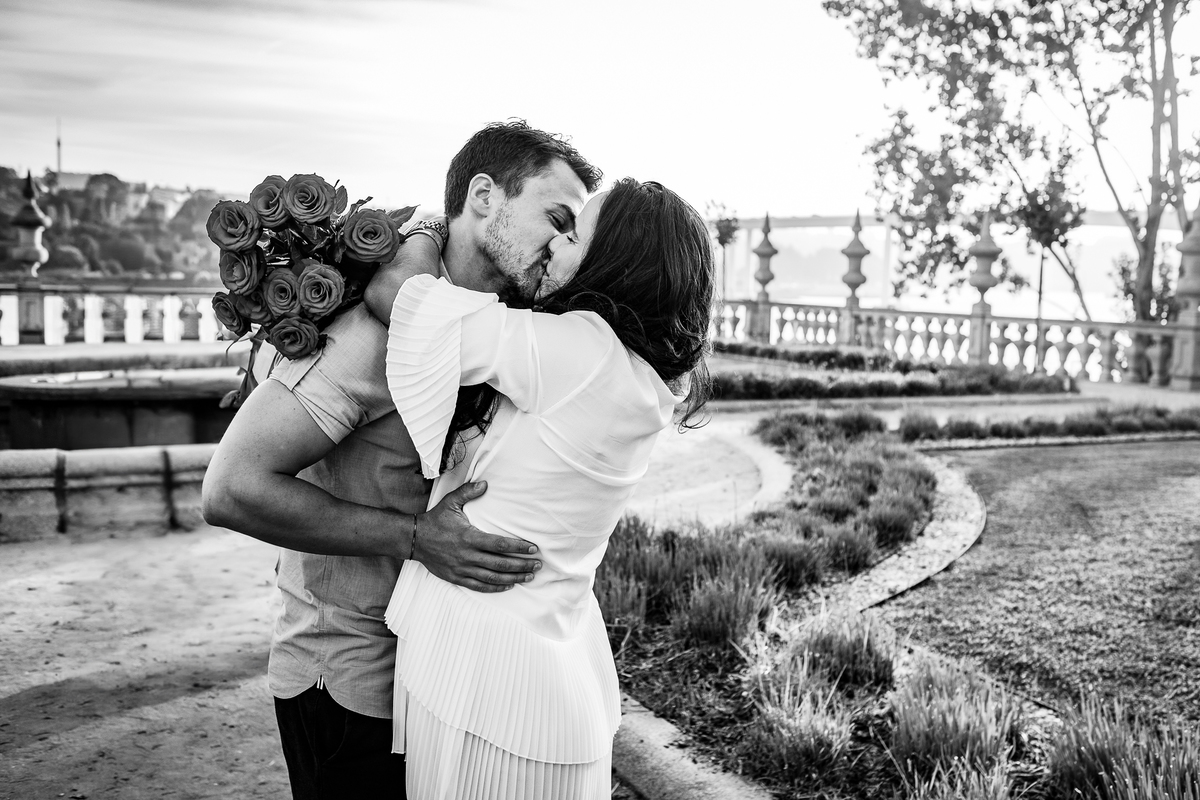 Abraço apertado dos noivos perante vista panorâmica da cidade.