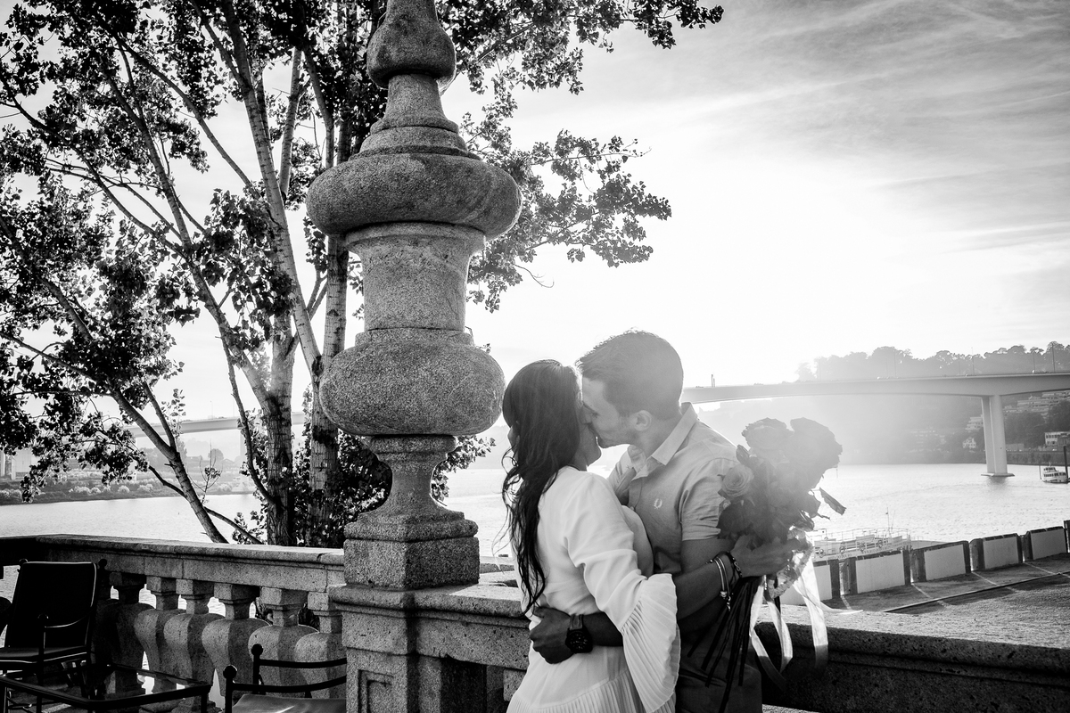 Foto a preto e branco nos noivos em momento intimo. 