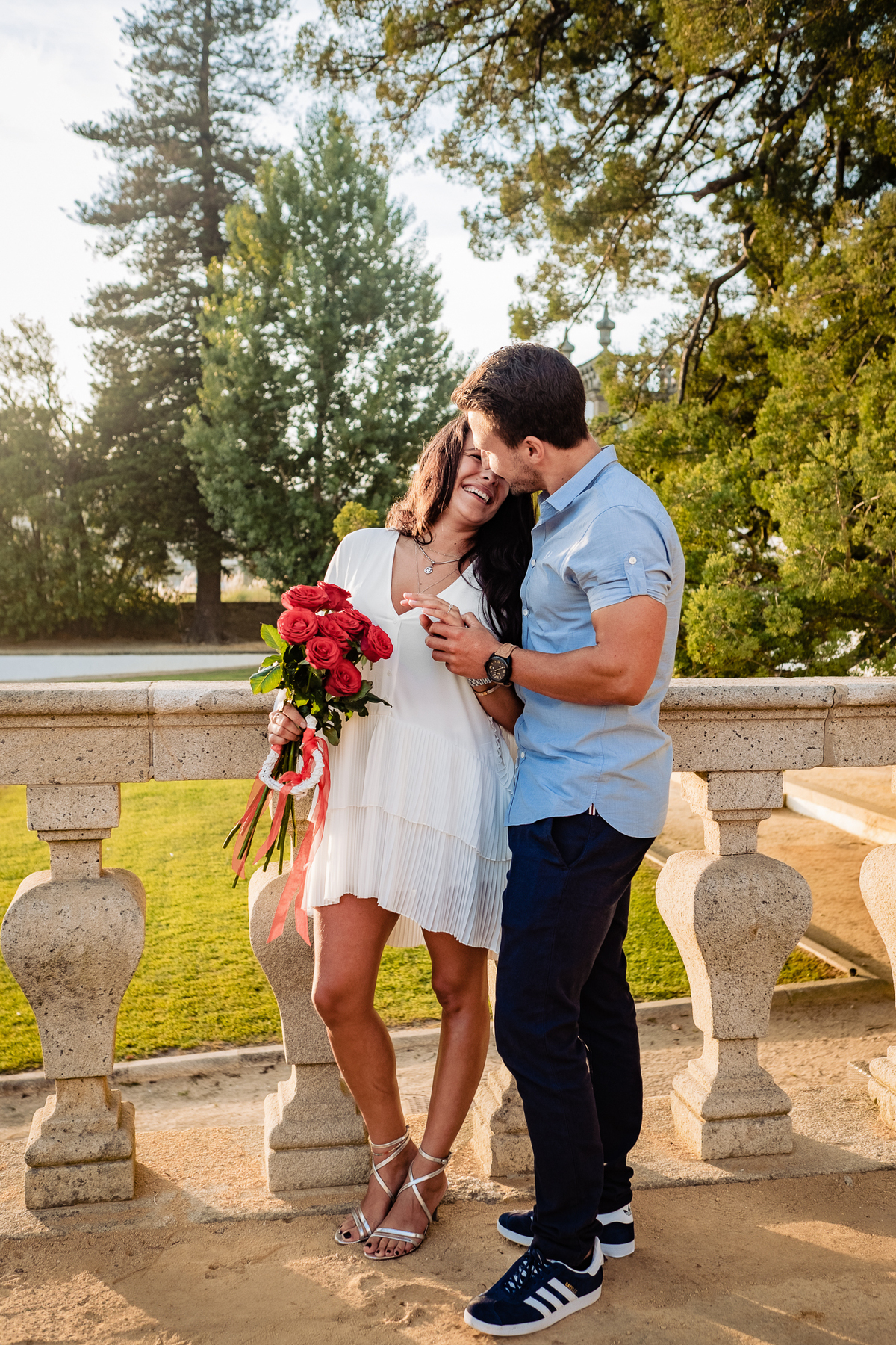 Noivos a beijar-se num jardim florido com atmosfera romântica e natural