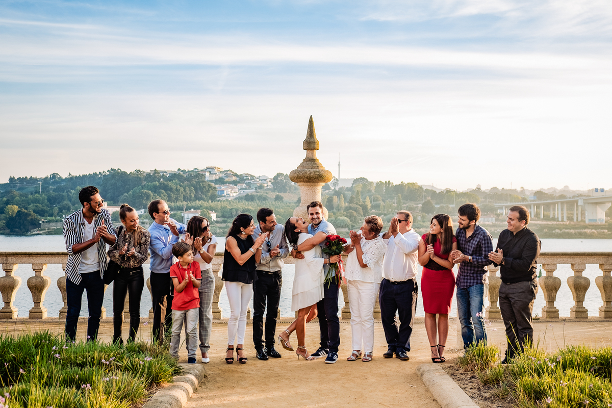 Noivos e familiares felizes com as boas noticias