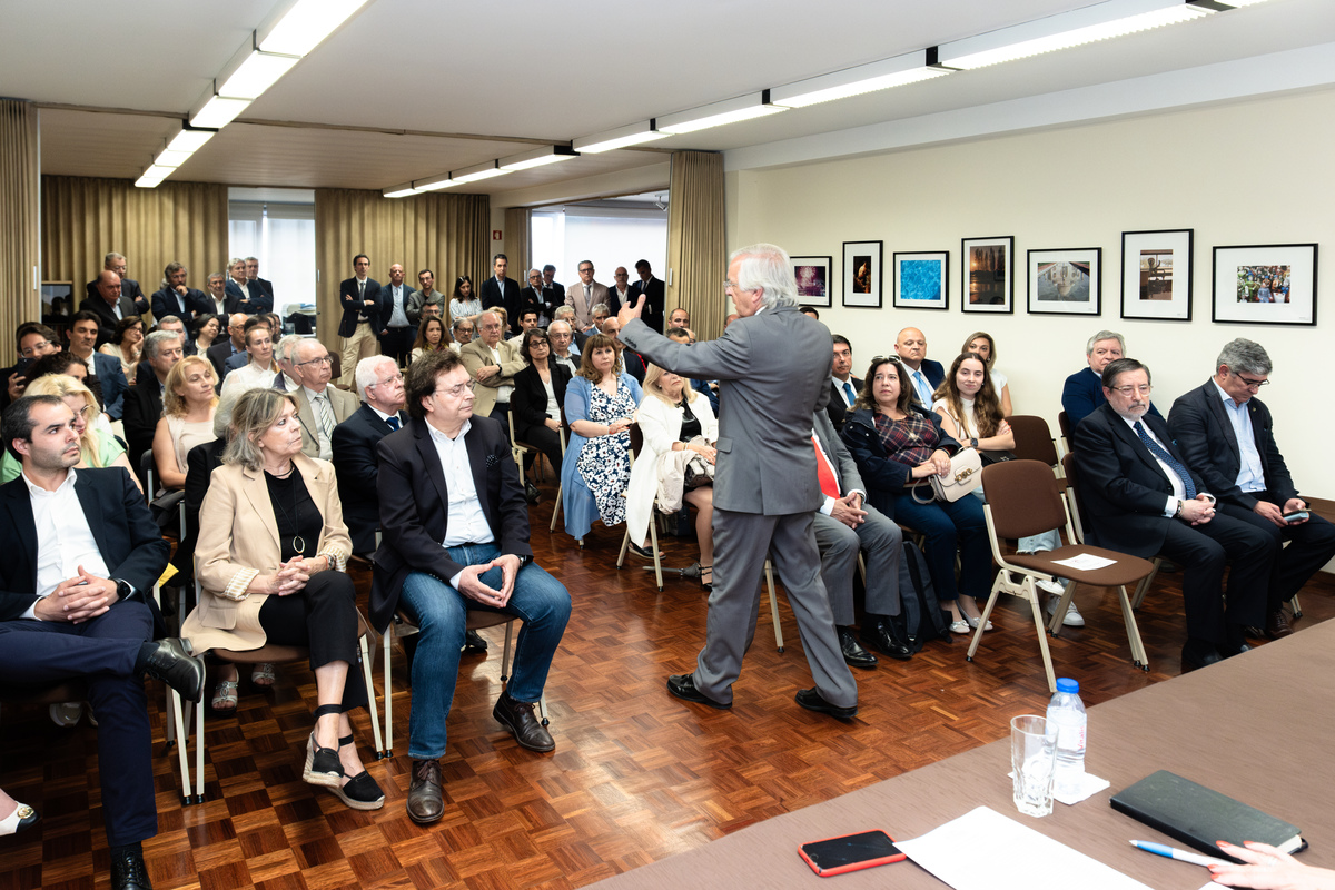 Público aplaudindo após apresentação técnica