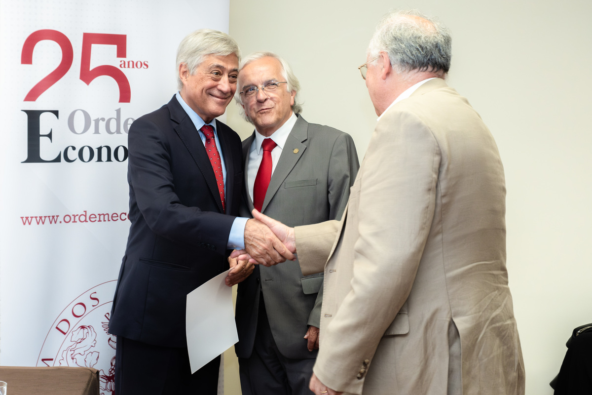 Figura de destaque a cumprimentar formalmente um convidado