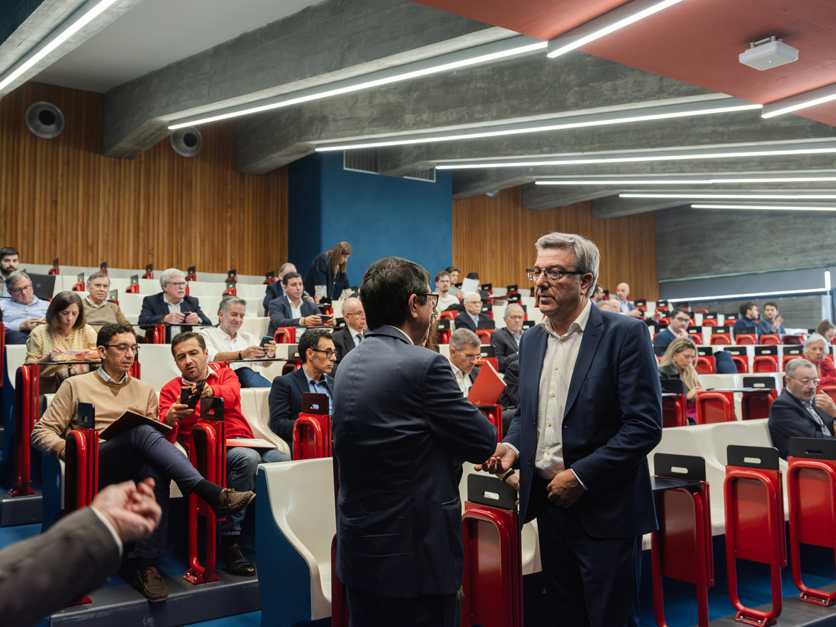 Fotografia ampla da plateia de frente, com foco nas expressões dos participantes
