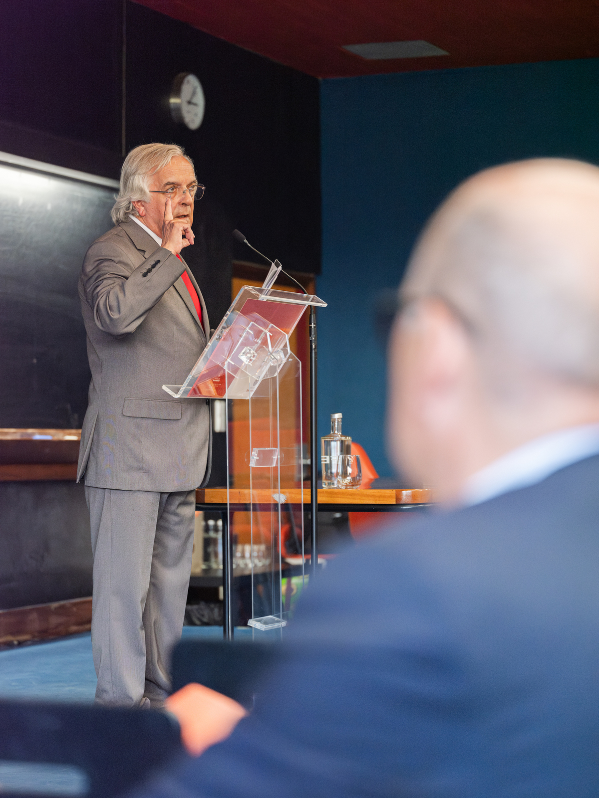 Fotografia de orador captado em close-up a meio do discurso