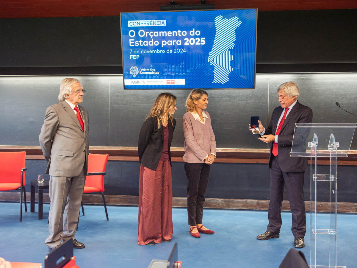 Foto de prémio a ser entregue durante conferência formal.