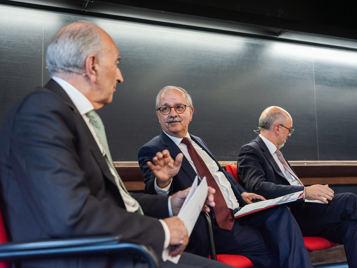 Grupo sentado a discutir temas do evento de forma descontraída.

