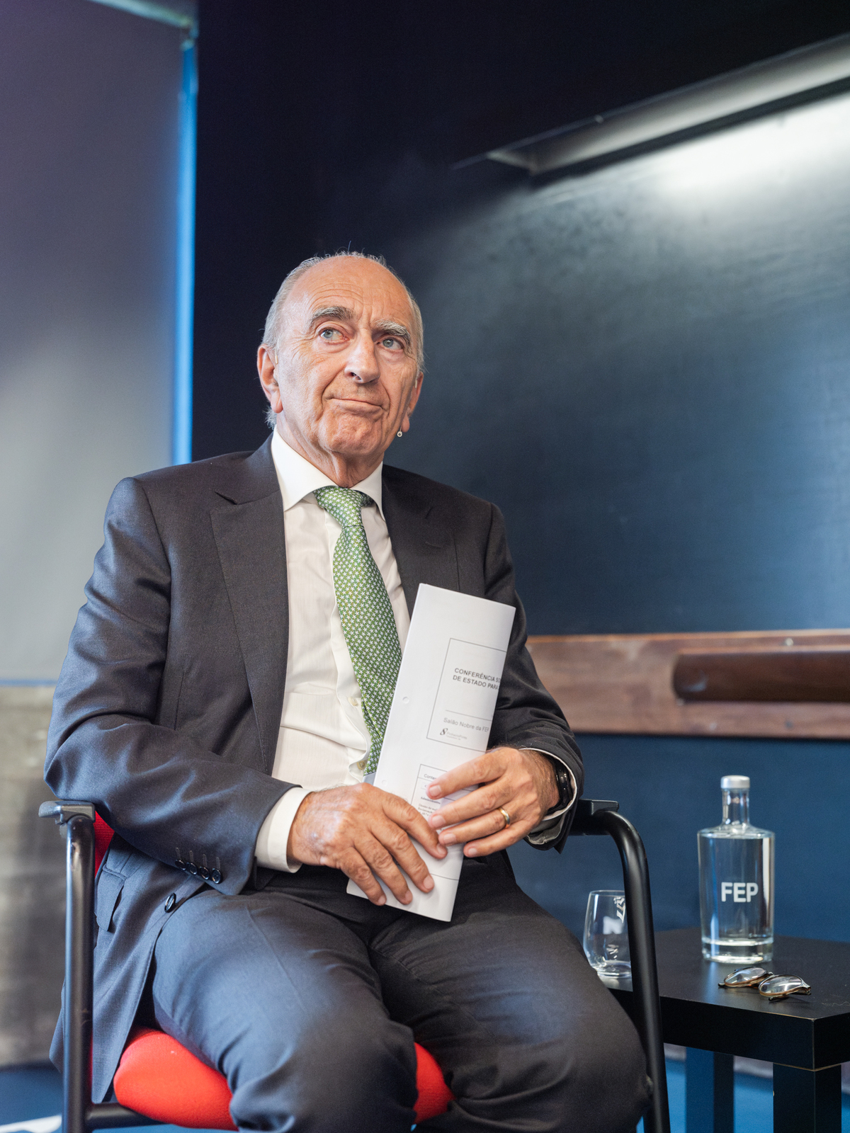 Foto de executivo concentrado em ambiente corporativo