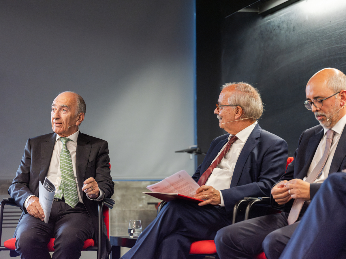 Discurso técnico durante a conferência sobre o Orçamento de Estado 2025