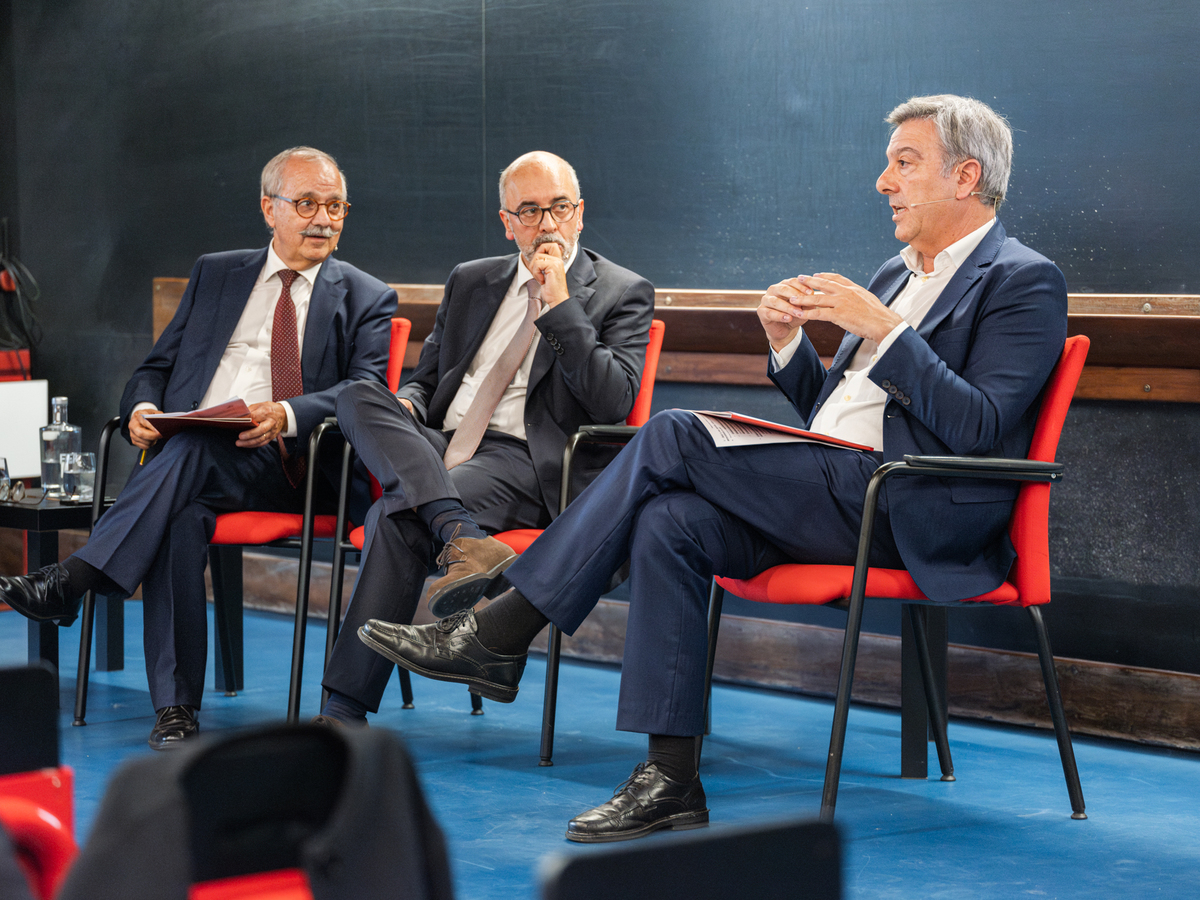 Orador a interagir com a audiência enquanto responde a questões
