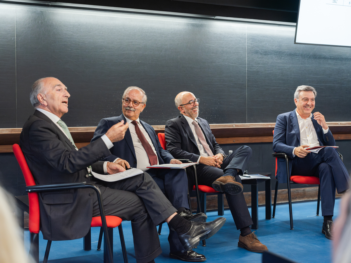 Sorriso de participante ao interagir com colega