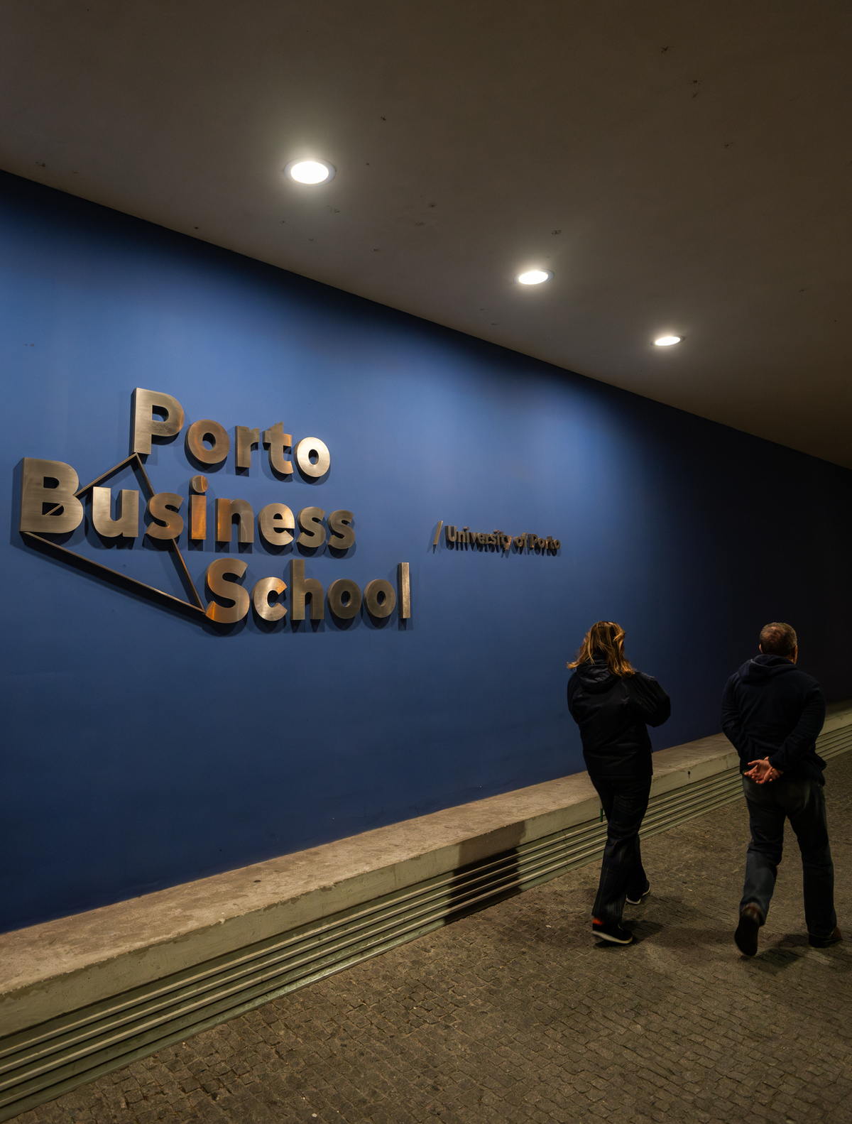 Detalhe da decoração institucional com logótipos