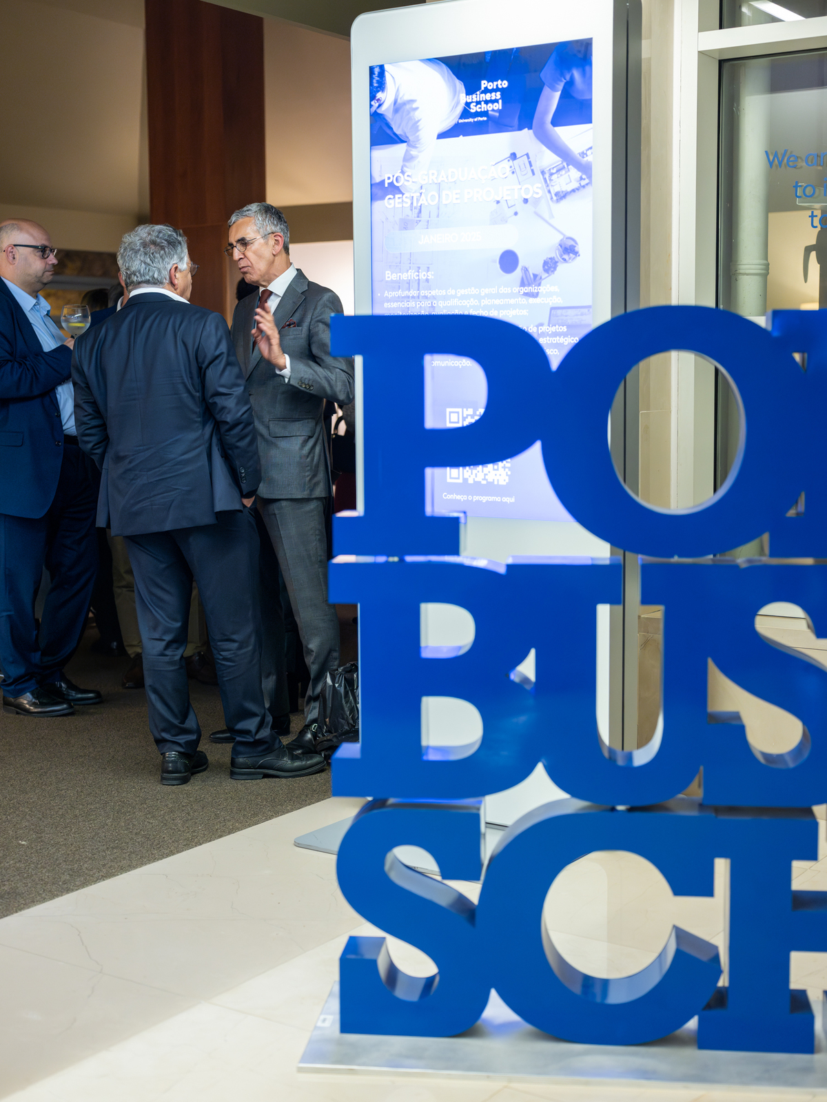Espaço de networking com convidados a interagir