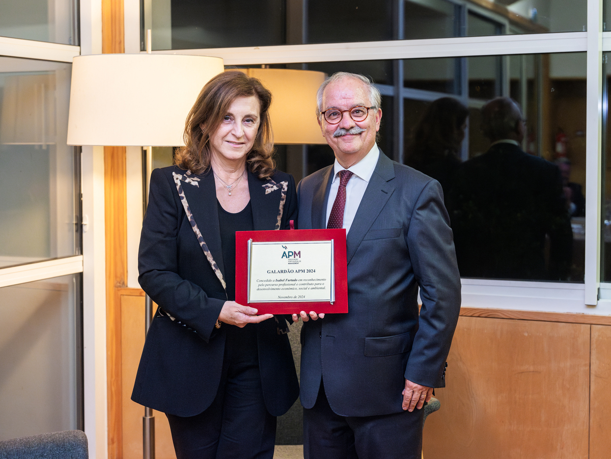 Detalhe do diploma entregue durante a cerimónia