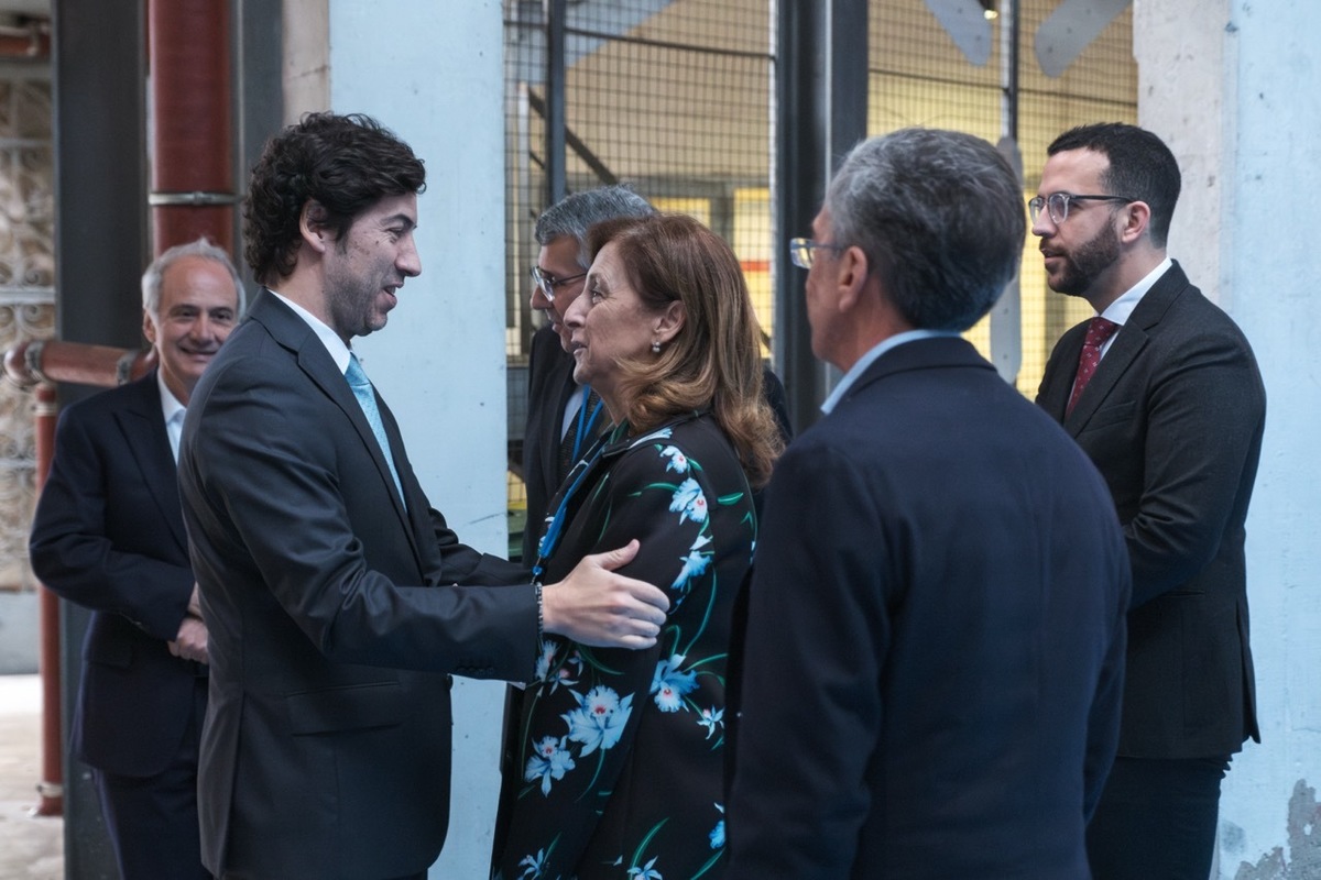 Participante a cumprimentar a organização na receção do evento