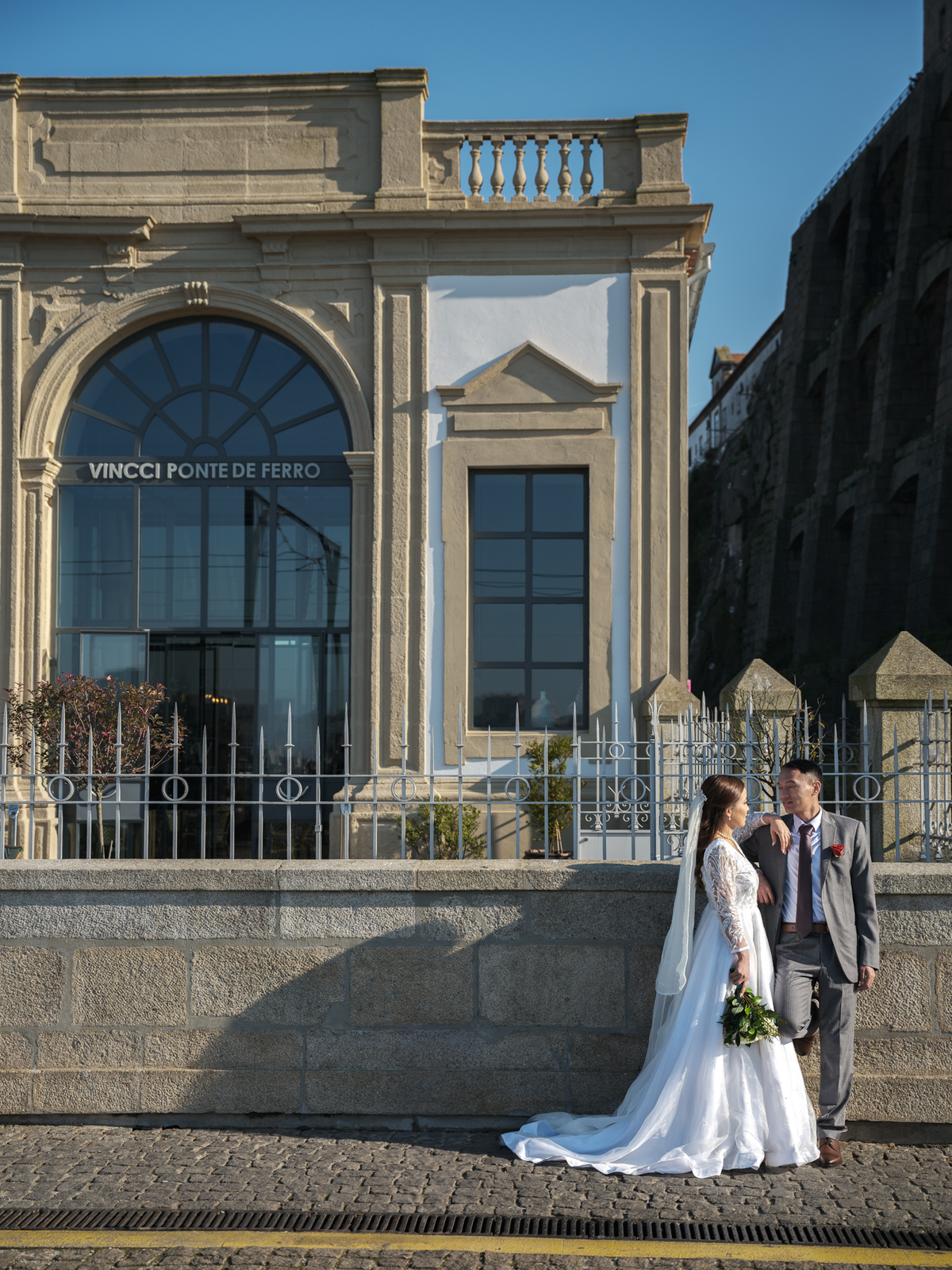 Noivos num canto, olhando um para o outro com carinho.