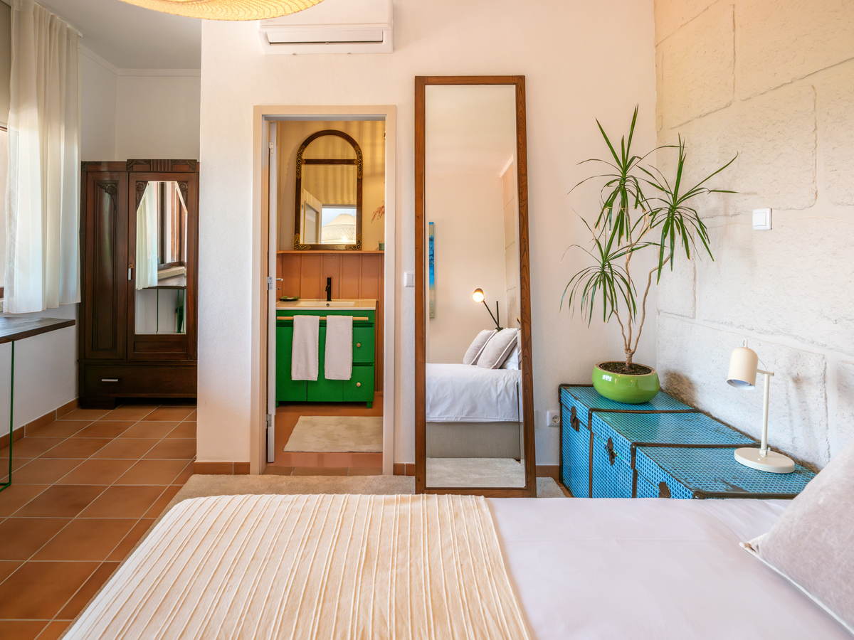Interior de suite com cama com  iluminação suave