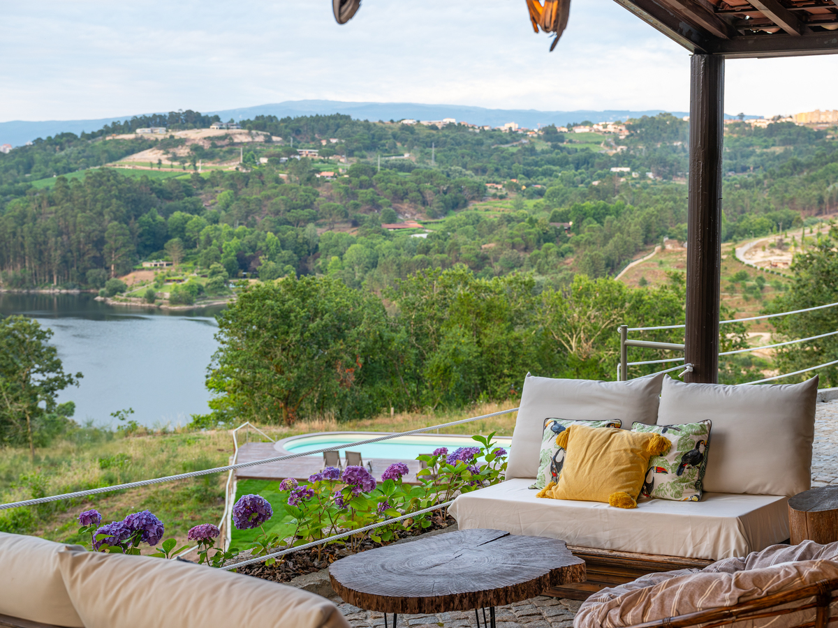 Sala na varanda com sofás confortáveis e uma vista linda amplas
