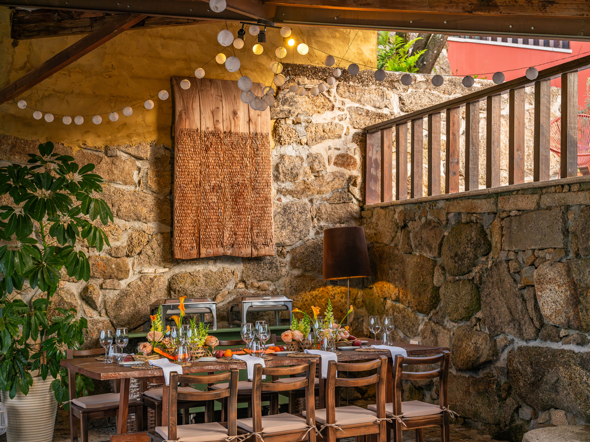 Detalhes decorativos com elementos orgânicos e madeira