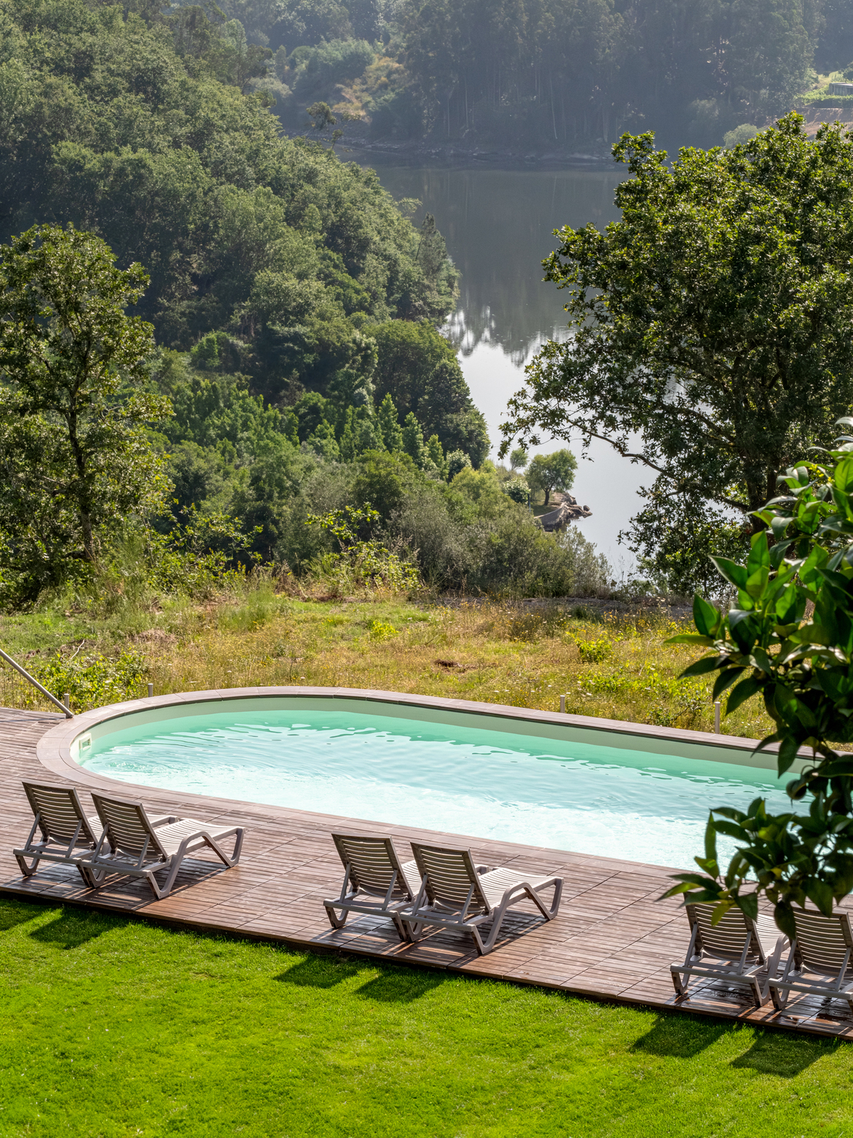 Piscina exterior com vista panorâmica para a floresta no Hotel Tamaca Nature