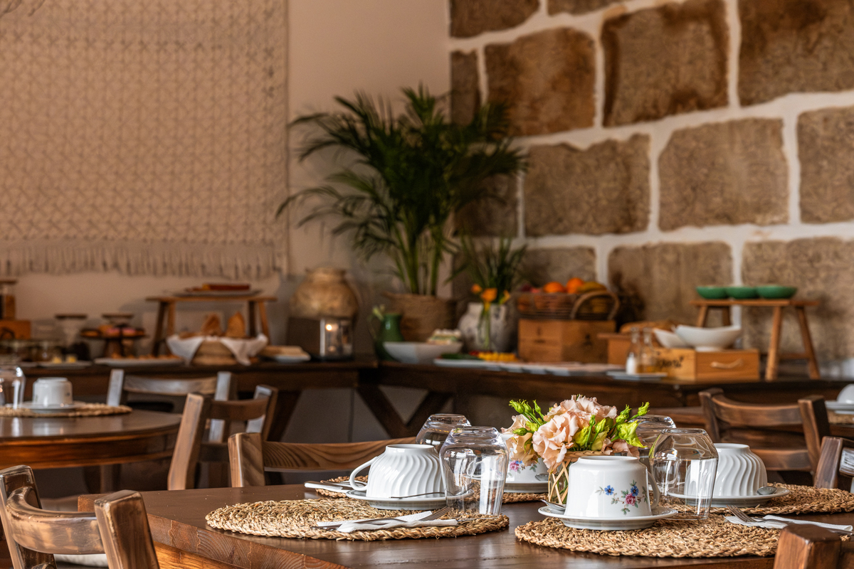 Mesa de pequeno-almoço com frutas frescas