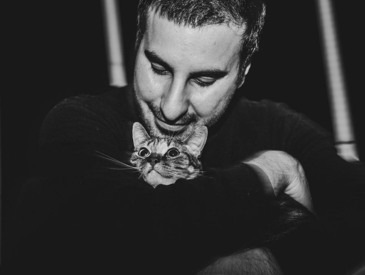 Leo a brincar com o gato enquanto Paulina observa