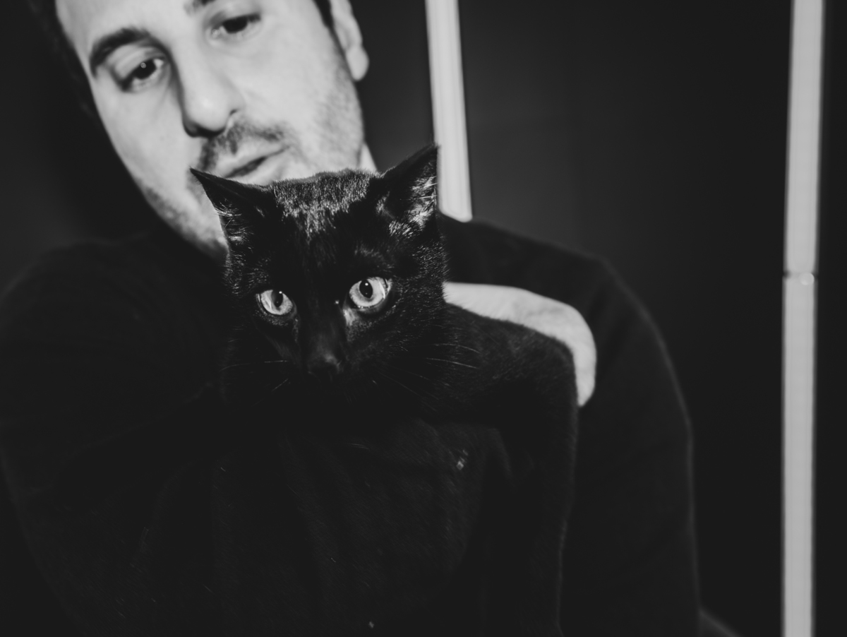 Leo em momento relaxado com os seus gatos.