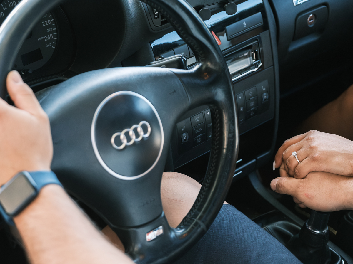 noivos a dar as mãos dentro do carro