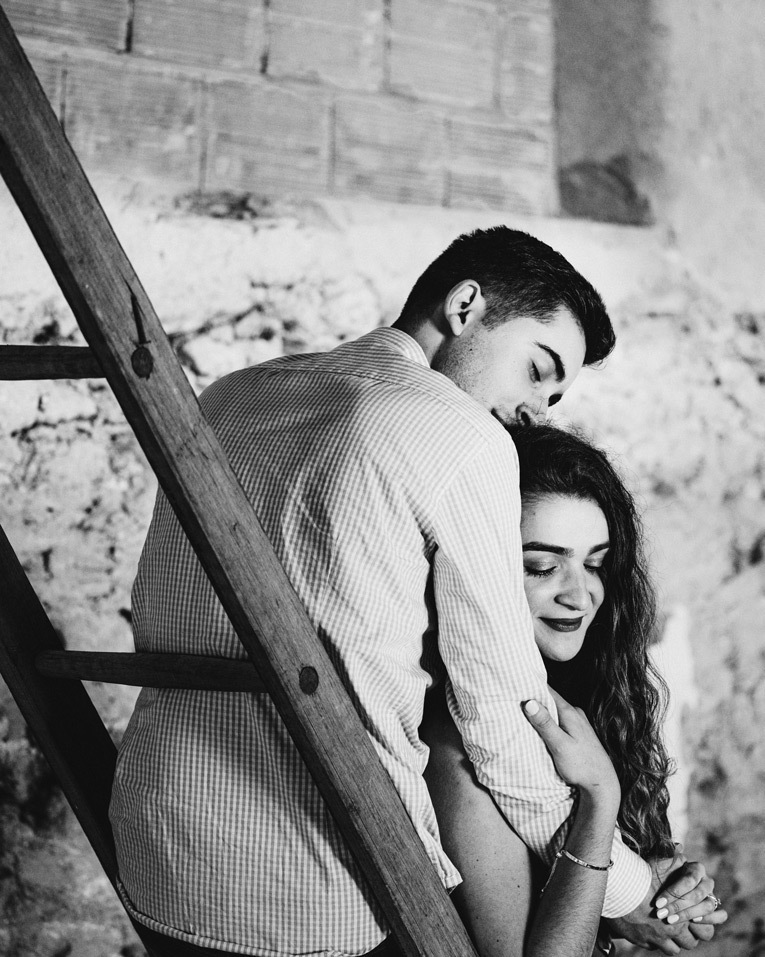 Noivos abraçados com ternura num momento íntimo e emotivo.