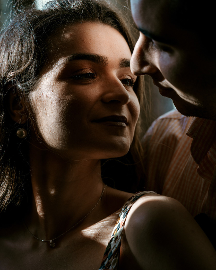 Noivos abraçados com ternura num momento íntimo e emotivo.