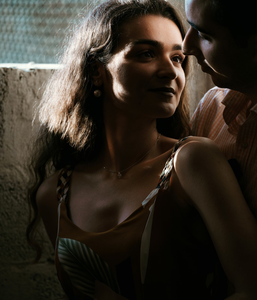 Noivos abraçados com ternura num momento íntimo e emotivo.