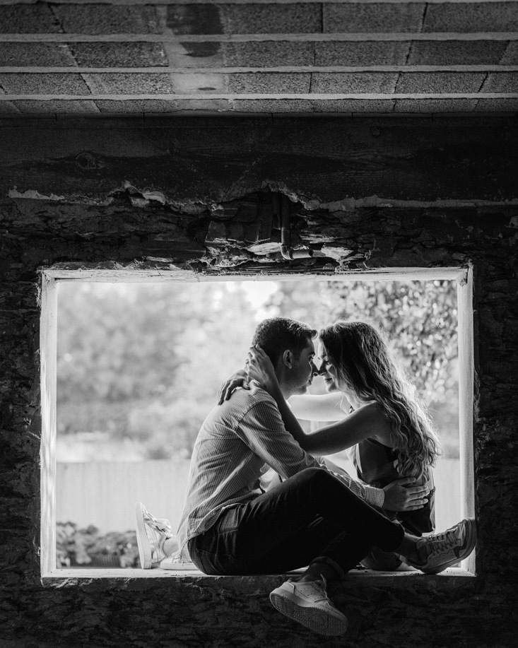 Noivos abraçados com ternura num momento íntimo e emotivo.